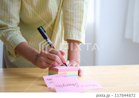 オフィスで課題を見える化する若い女性 117844872