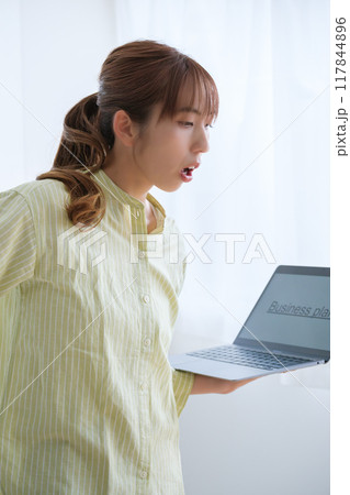 オフィスで課題を見える化する若い女性 117844896