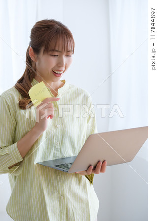 オフィスで課題を見える化する若い女性 117844897