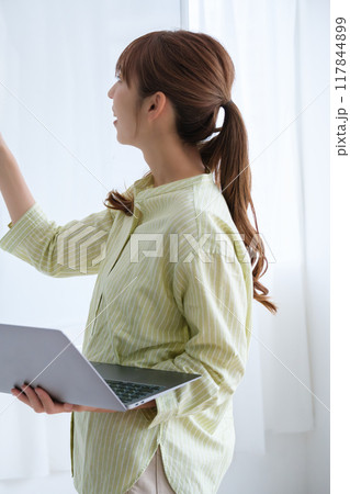 オフィスで課題を見える化する若い女性 117844899