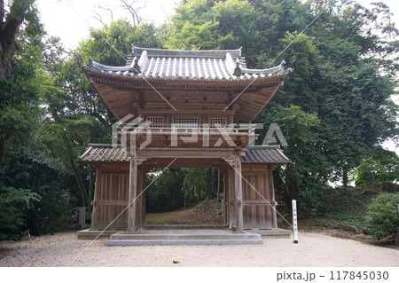 岡山県美咲町にある真言宗のお寺 二上山「両山寺」:山門 岡山県美咲町にある真言宗のお寺 二上山「両山寺」:山門 117845030