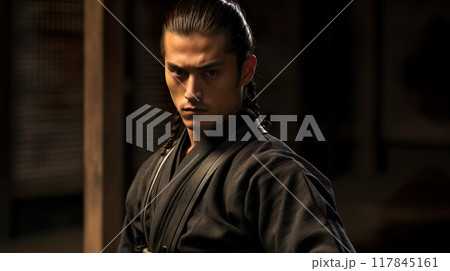 凛々しい表情をした個性的な髪形の和装の若い男性 117845161