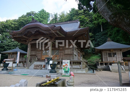 岡山県美咲町にある真言宗のお寺 二上山「両山寺」:本堂と大師堂(左)・薬師堂(右) 岡山県美咲町にある真言宗のお寺 二上山「両山寺」:本堂と大師堂(左)・薬師堂(右) 117845285