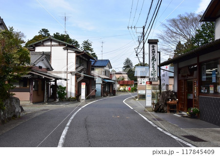 箱根町　畑宿の街並みと旧東海道（県道732号線） 117845409