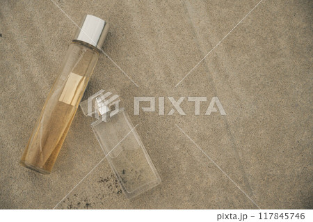 砂浜に置かれたコスメ 117845746