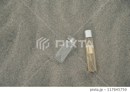 砂浜に置かれたコスメ 117845750