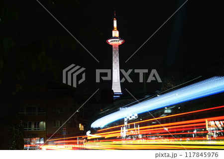 夜の京都タワーと光跡 夜の京都タワーと光跡 117845976