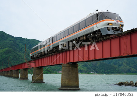 京都・由良川橋梁を渡るKTR8500形ディーゼルカー 京都・由良川橋梁を渡るKTR8500形ディーゼルカー 117846352