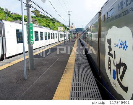 青森県深浦駅に停車したリゾーートしらかみ号「青池」 117846401