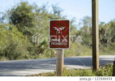 Sign prohibiting use of quadcopters in national park no drone area. Warning notice for using UAV Sign prohibiting use of quadcopters in national park no drone area. Warning notice for using UAV 117846454
