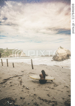 海でサーフィンをする女性の後ろ姿 117846808