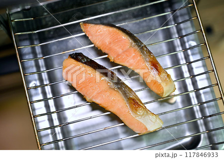 注)湯気は合成です。銀鮭の焼き物、焼き魚、銀じゃけ、銀ジャケ、シャケ、調理シーン、グリル調理。 注)湯気は合成です。銀鮭の焼き物、焼き魚、銀じゃけ、銀ジャケ、シャケ、調理シーン、グリル調理。 117846933