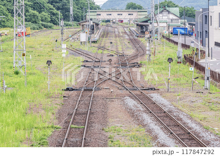 北海道遠軽町　JR石北本線　遠軽駅駅舎と手前の線路分岐（シーサスクロッシング） 117847292