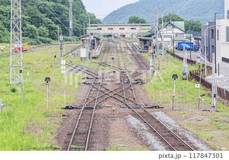 北海道遠軽町　JR石北本線　遠軽駅駅舎と手前の線路分岐（シーサスクロッシング） 117847301