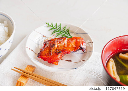 焼き魚　赤魚のみりん干し 117847839