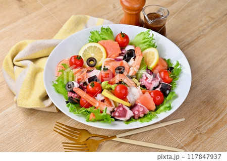 サラダデリ、具だくさんのシーフードサラダ、野菜、生野菜、海老、タコ、スモークサーモン。 117847937
