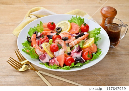 サラダデリ、具だくさんのシーフードサラダ、野菜、生野菜、海老、タコ、スモークサーモン。 サラダデリ、具だくさんのシーフードサラダ、野菜、生野菜、海老、タコ、スモークサーモン。 117847939