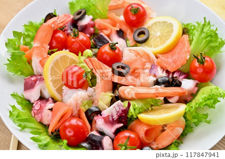 サラダデリ、具だくさんのシーフードサラダ、野菜、生野菜、海老、タコ、スモークサーモン。 サラダデリ、具だくさんのシーフードサラダ、野菜、生野菜、海老、タコ、スモークサーモン。 117847941