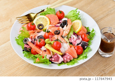 サラダデリ、具だくさんのシーフードサラダ、野菜、生野菜、海老、タコ、スモークサーモン。 117847943