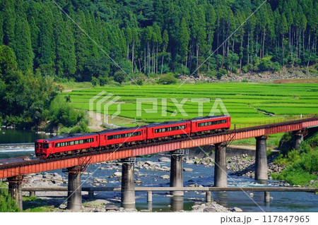 斜陽を浴びて第5玖珠川橋りょうを渡る特急ゆふ 117847965