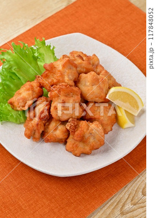 唐揚げ、からあげ、から揚げ、カラアゲ、鶏の唐揚、揚物、肉料理、おかず、お惣菜、レモン、たくさん。 117848052