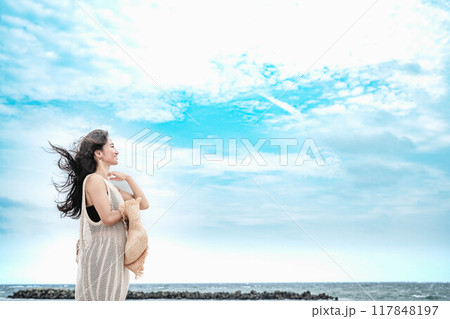 海辺で麦わら帽子をかぶった女性 海辺で麦わら帽子をかぶった女性 117848197