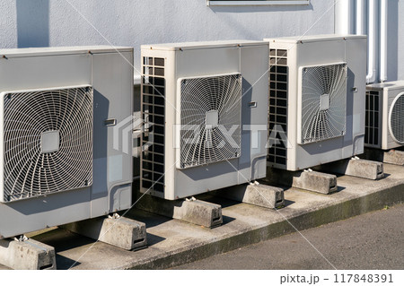 屋外に設置されたエアコンの室外機 屋外に設置されたエアコンの室外機 117848391