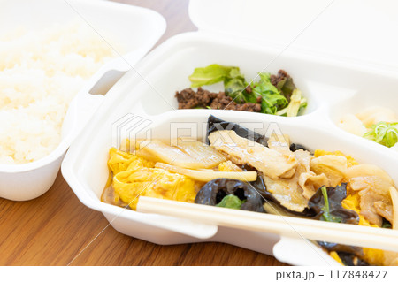 おいしい中華料理、豚肉ときくらげの卵炒め弁当 117848427