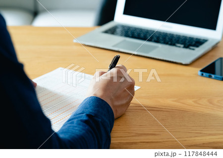 相続税申告書の記入をする男性の手元 相続税申告書の記入をする男性の手元 117848444