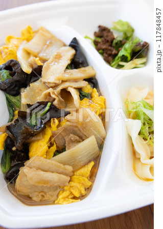 おいしい中華料理、豚肉ときくらげの卵炒め弁当 117848457