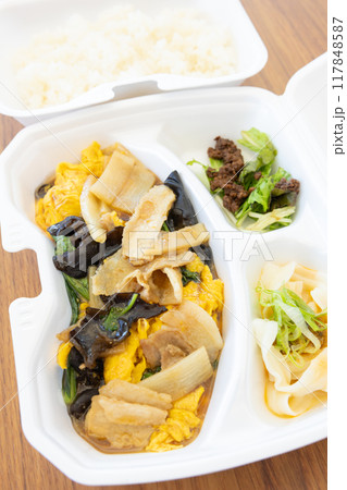 おいしい中華料理、豚肉ときくらげの卵炒め弁当 117848587