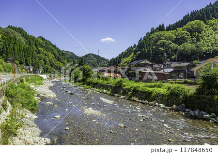 佐治　佐治川沿いの街並み　鳥取県鳥取市 117848650