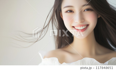 若くて可愛いアジア女性モデルの笑顔。美しい肌と髪が魅力的な美容ポートレート 117848651