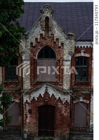 The abandoned building of the Main branch of the railway in the city 117848793