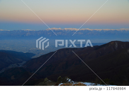 王ヶ鼻展望台から見る早朝の北アルプスとビーナスベルト 117848984