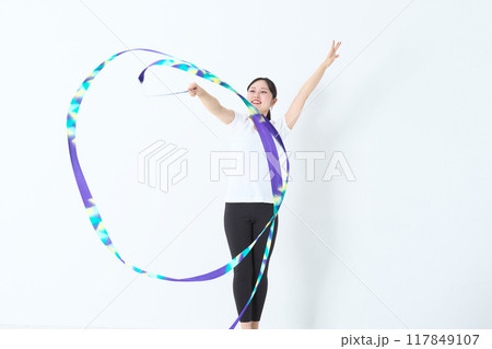 新体操のリボンをやっている20代の女性 117849107