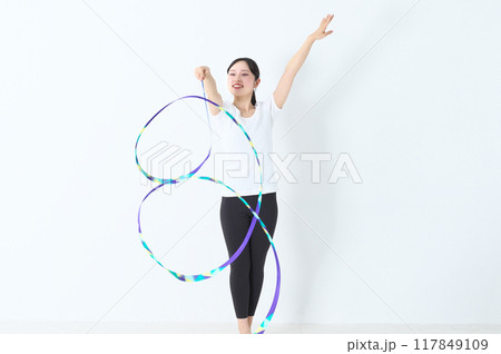 新体操のリボンをやっている20代の女性 117849109