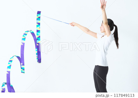 新体操のリボンをやっている20代の女性 117849113