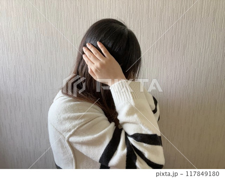 ショックな女性 117849180