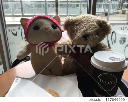 ぬいぐるみとカフェ 117849400