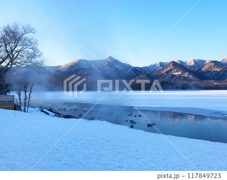 湖畔に沸く温泉の湯気が立ち込める雪の朝 湖畔に沸く温泉の湯気が立ち込める雪の朝 117849723