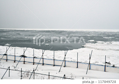 流氷が接岸する海 流氷が接岸する海 117849728