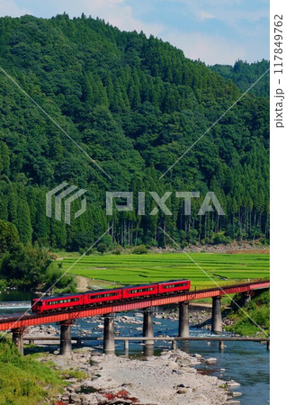 第5玖珠川橋りょうで捉えた特急ゆふの絶景 117849762