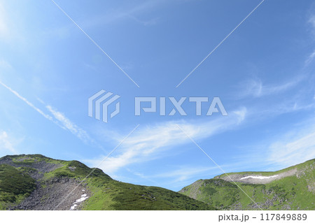 爽やかな青空と新緑の山 爽やかな青空と新緑の山 117849889