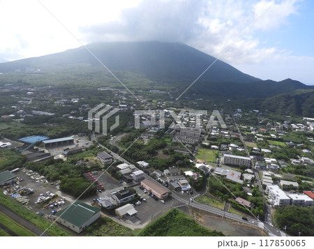 上空から見た八丈島の景色 117850065
