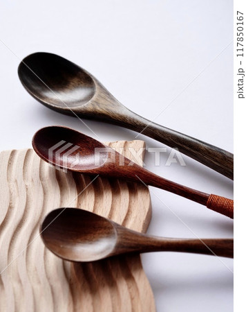 普段使いのカトラリーを木製コースターに乗せて白背景で 普段使いのカトラリーを木製コースターに乗せて白背景で 117850167