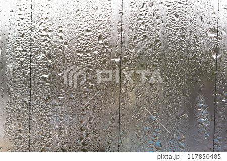 窓の結露 117850485