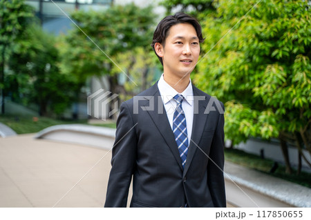 鞄を持って外回り営業する男性ビジネスマン 117850655