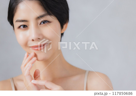 ショートヘアの女性のビューティイメージ　 117850686