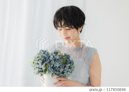 花束を持つ若い女性  117850698